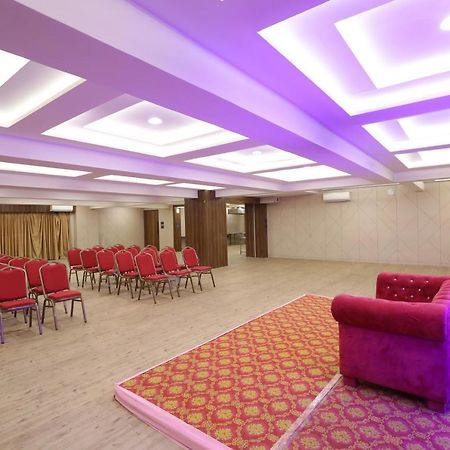 Hotel Privya Rooms And Banquet Szúrat Kültér fotó