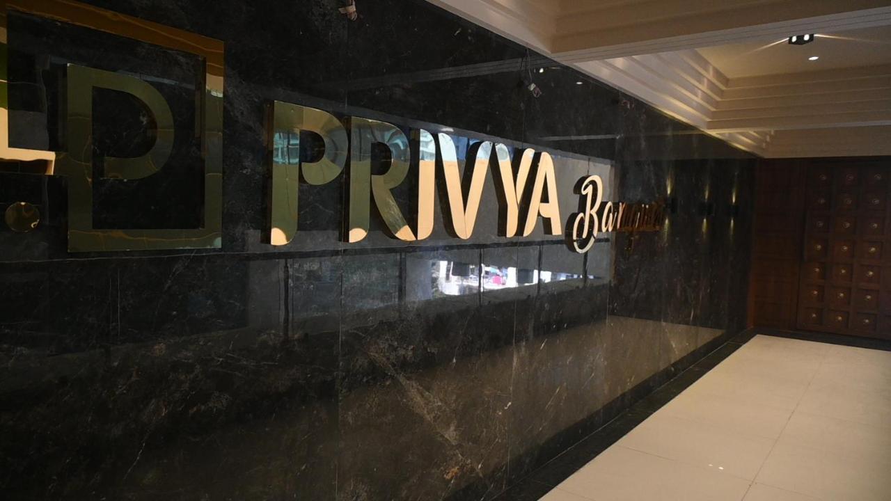 Hotel Privya Rooms And Banquet Szúrat Kültér fotó