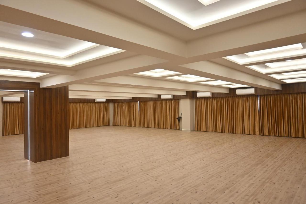 Hotel Privya Rooms And Banquet Szúrat Kültér fotó