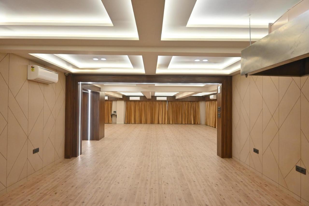 Hotel Privya Rooms And Banquet Szúrat Kültér fotó