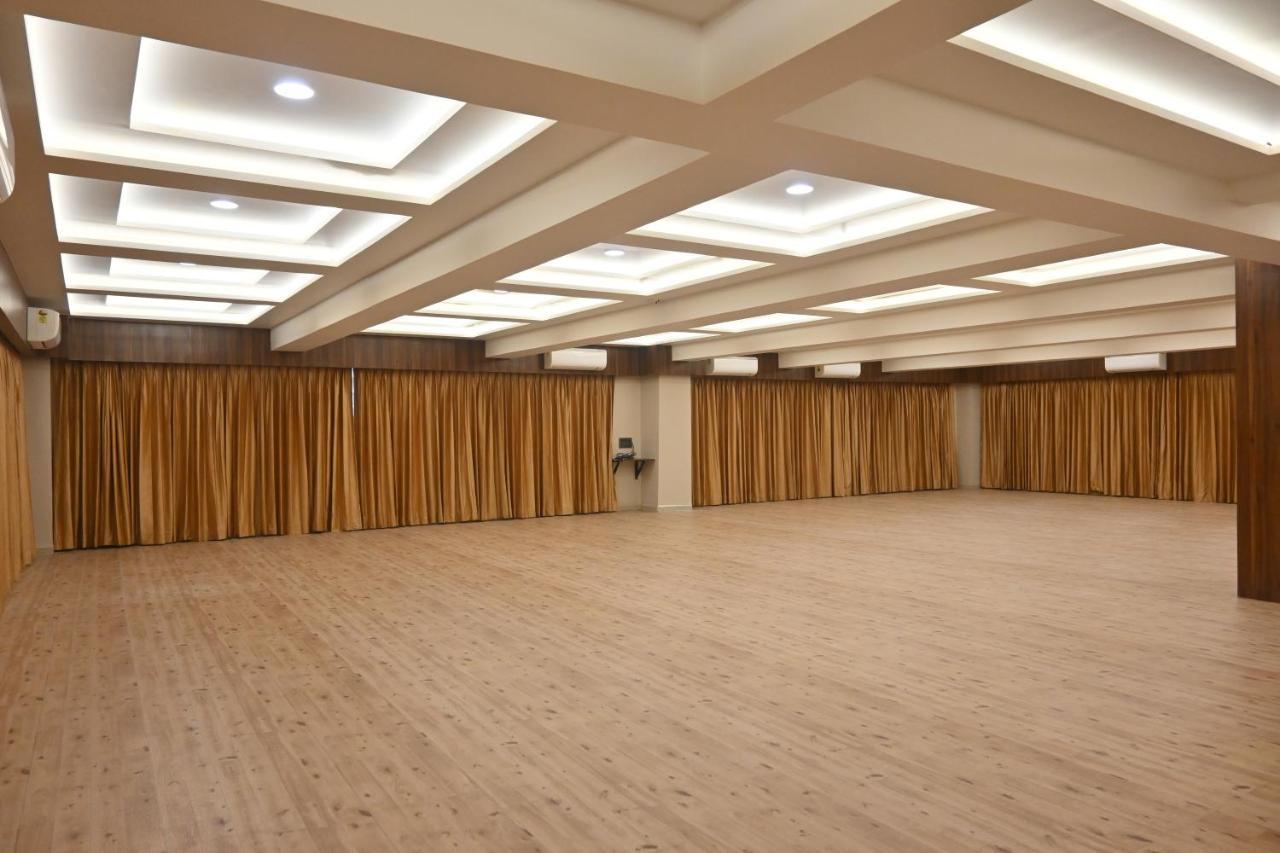 Hotel Privya Rooms And Banquet Szúrat Kültér fotó