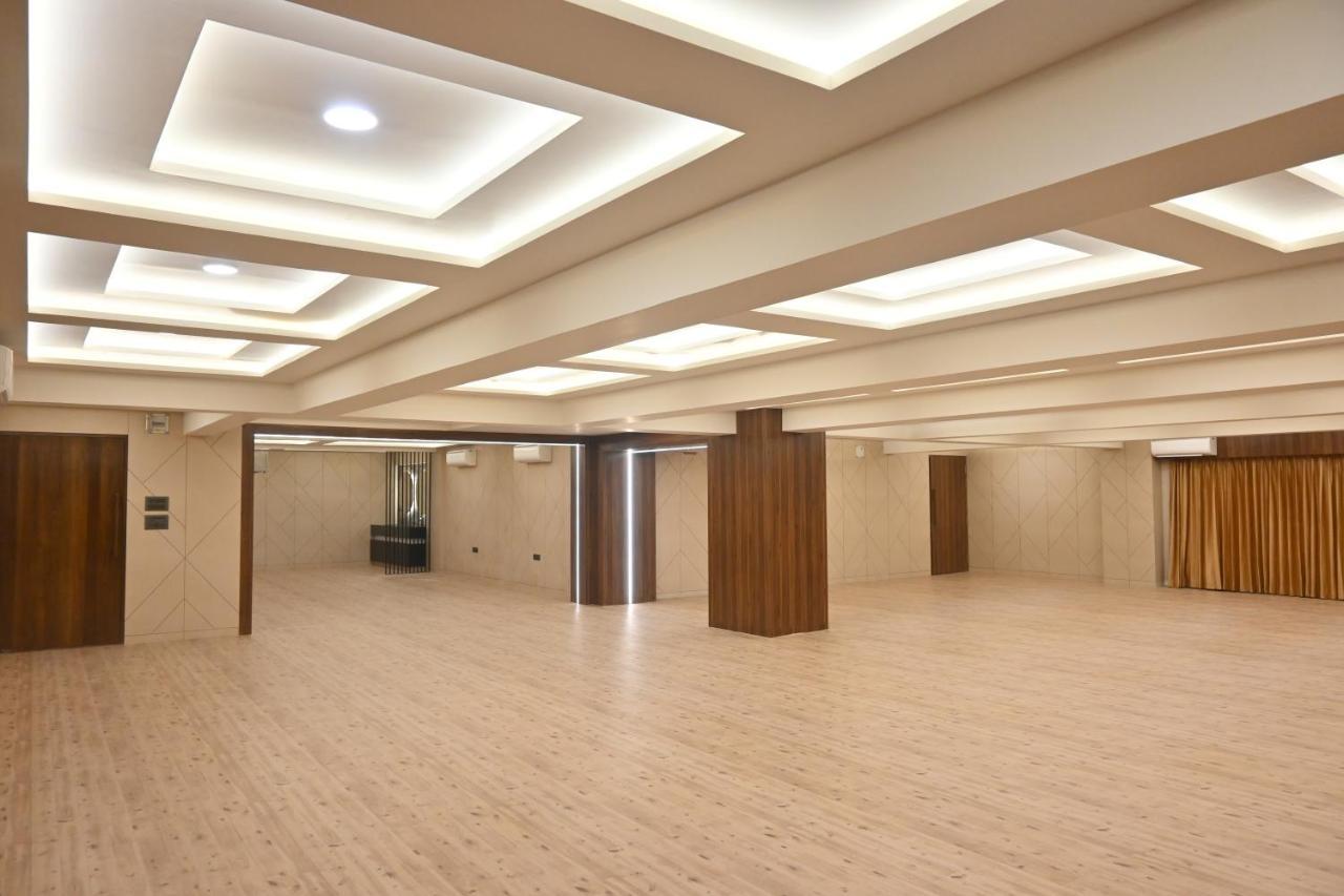 Hotel Privya Rooms And Banquet Szúrat Kültér fotó