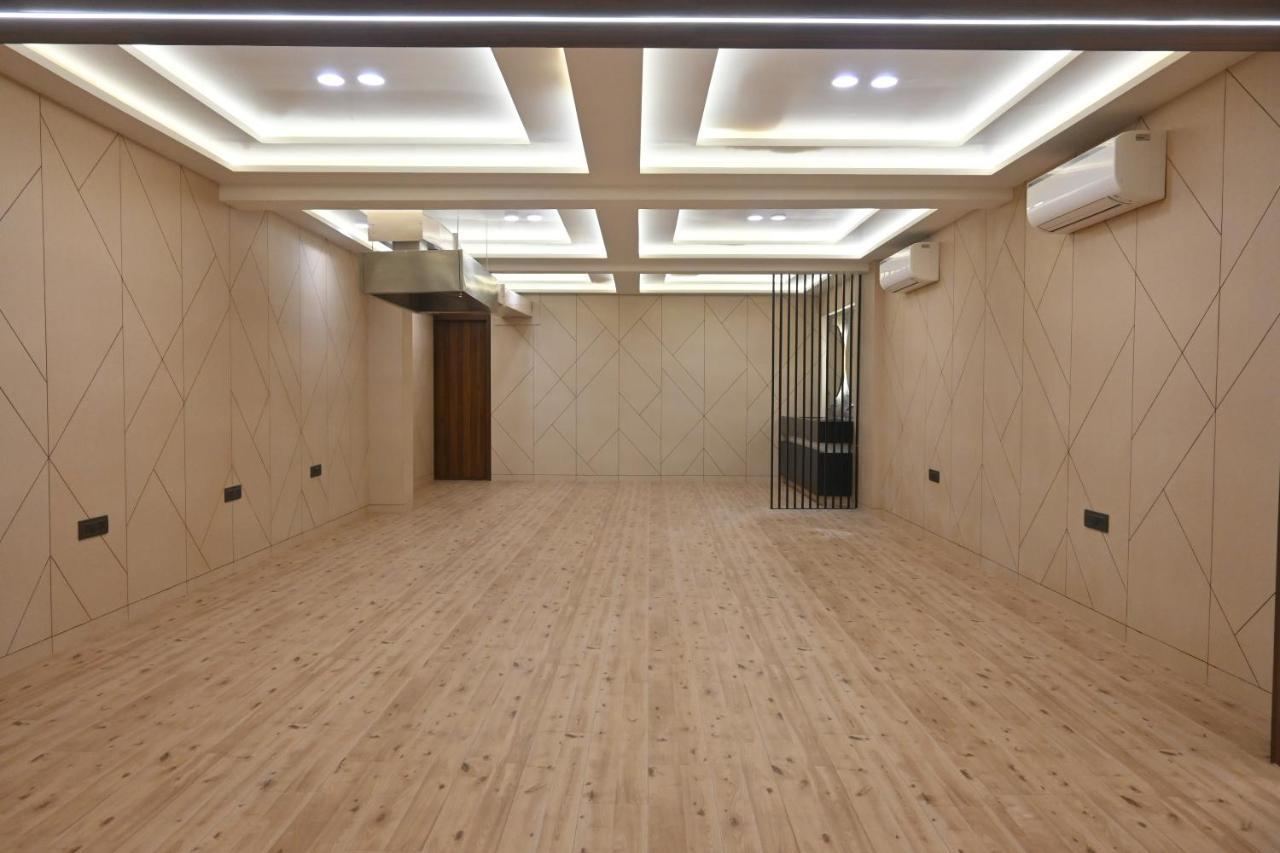 Hotel Privya Rooms And Banquet Szúrat Kültér fotó