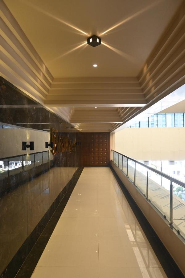 Hotel Privya Rooms And Banquet Szúrat Kültér fotó