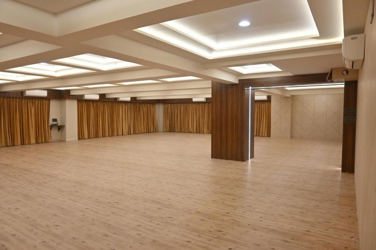 Hotel Privya Rooms And Banquet Szúrat Kültér fotó