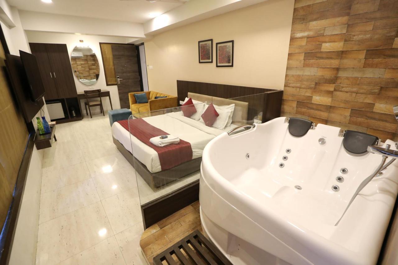 Hotel Privya Rooms And Banquet Szúrat Kültér fotó