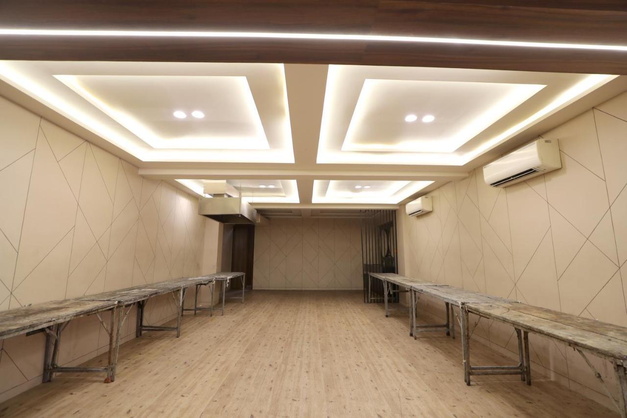 Hotel Privya Rooms And Banquet Szúrat Kültér fotó
