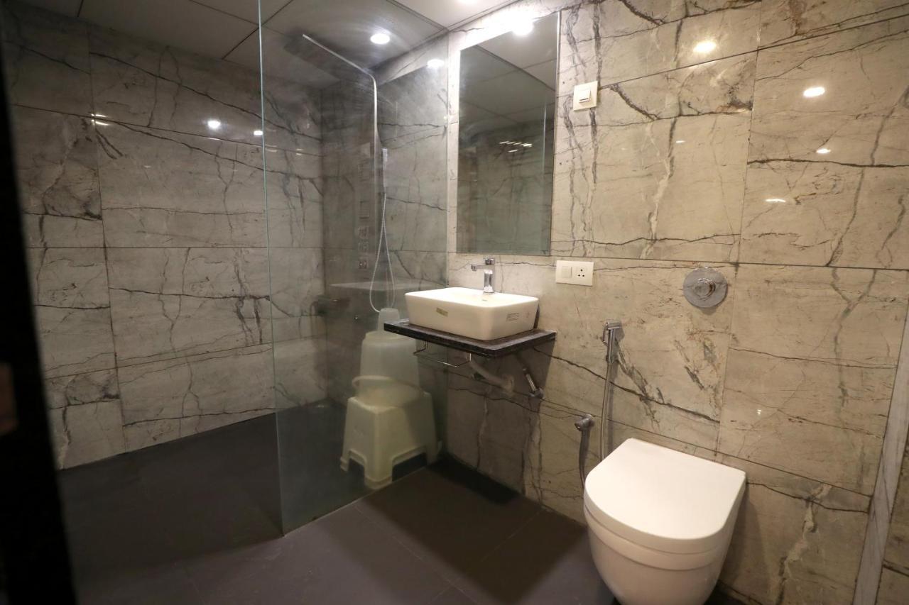 Hotel Privya Rooms And Banquet Szúrat Kültér fotó