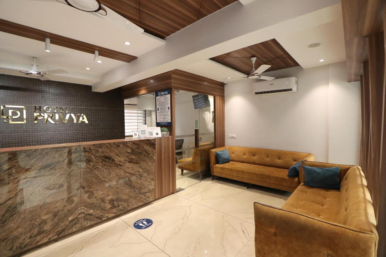Hotel Privya Rooms And Banquet Szúrat Kültér fotó