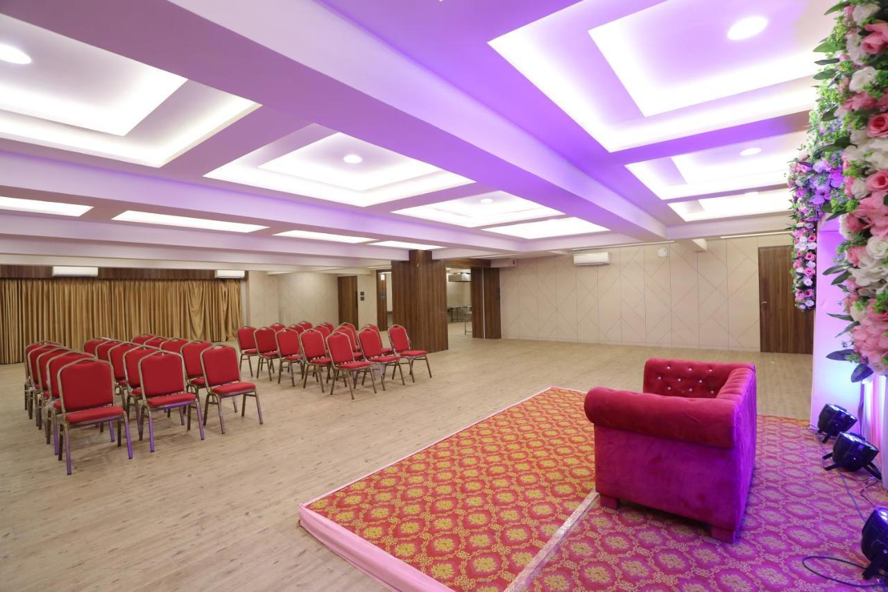 Hotel Privya Rooms And Banquet Szúrat Kültér fotó
