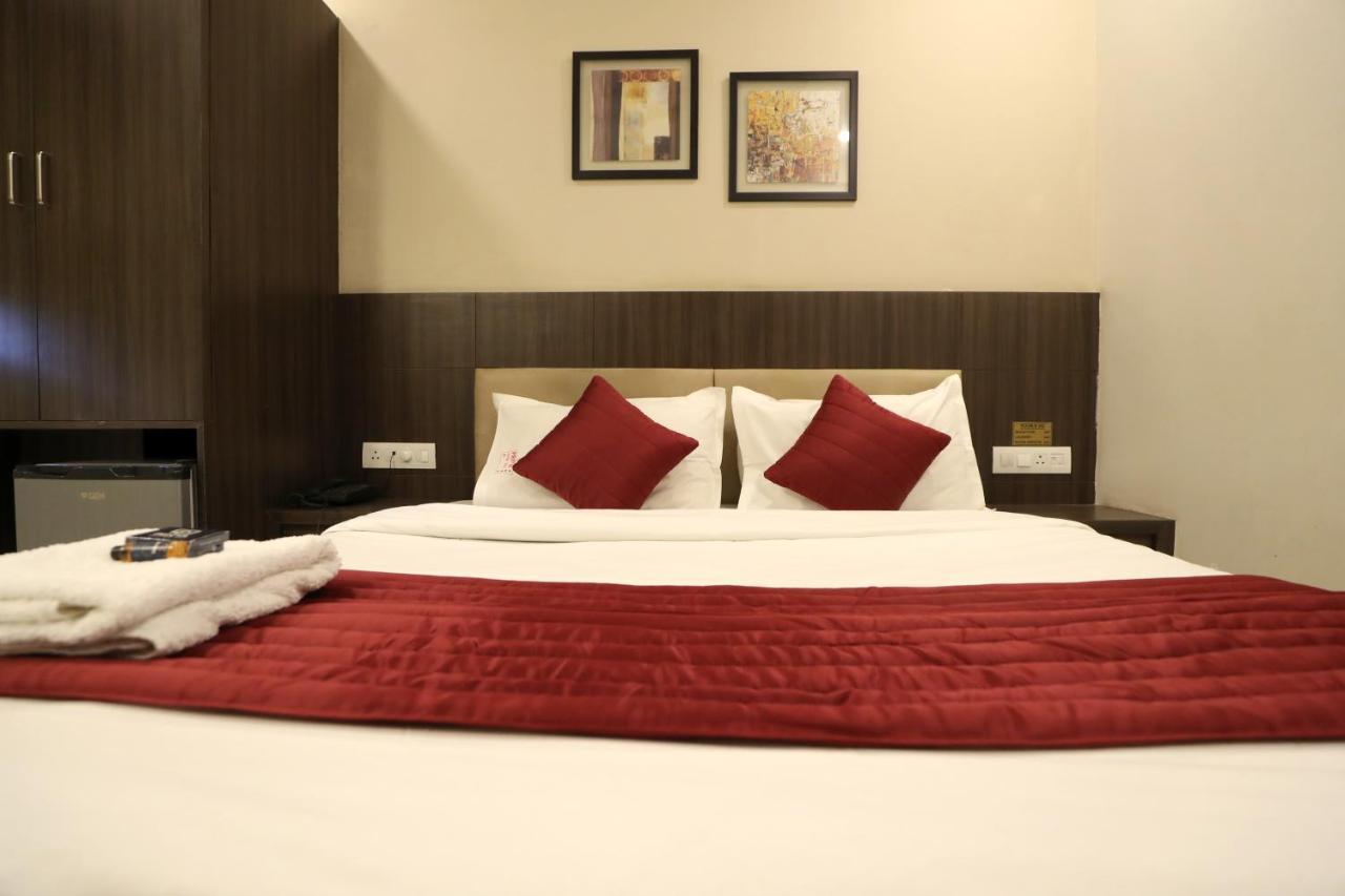 Hotel Privya Rooms And Banquet Szúrat Kültér fotó