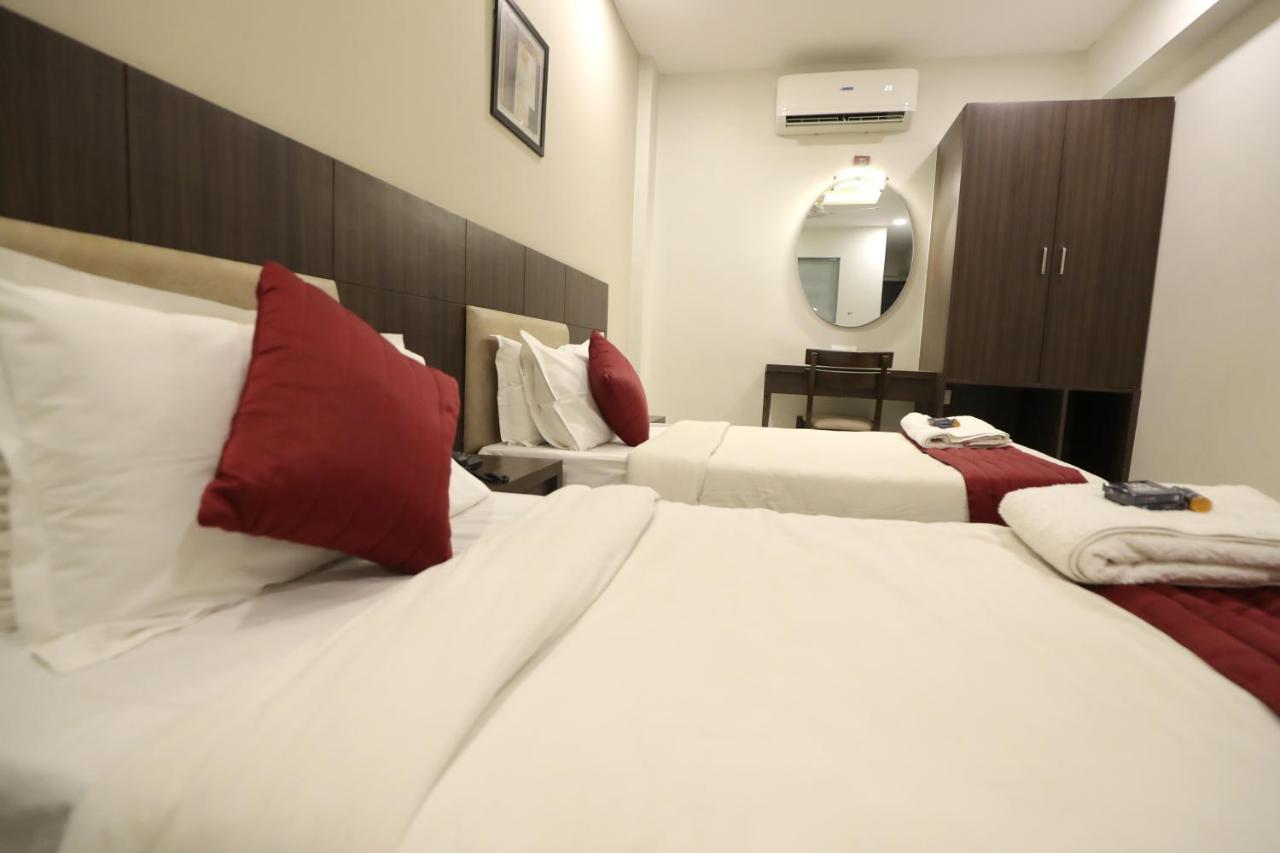 Hotel Privya Rooms And Banquet Szúrat Kültér fotó
