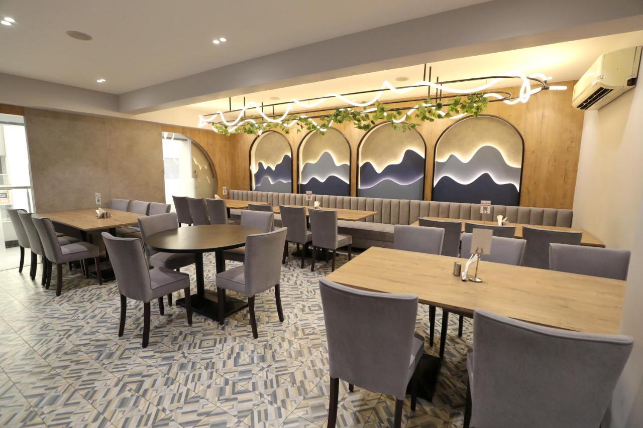 Hotel Privya Rooms And Banquet Szúrat Kültér fotó