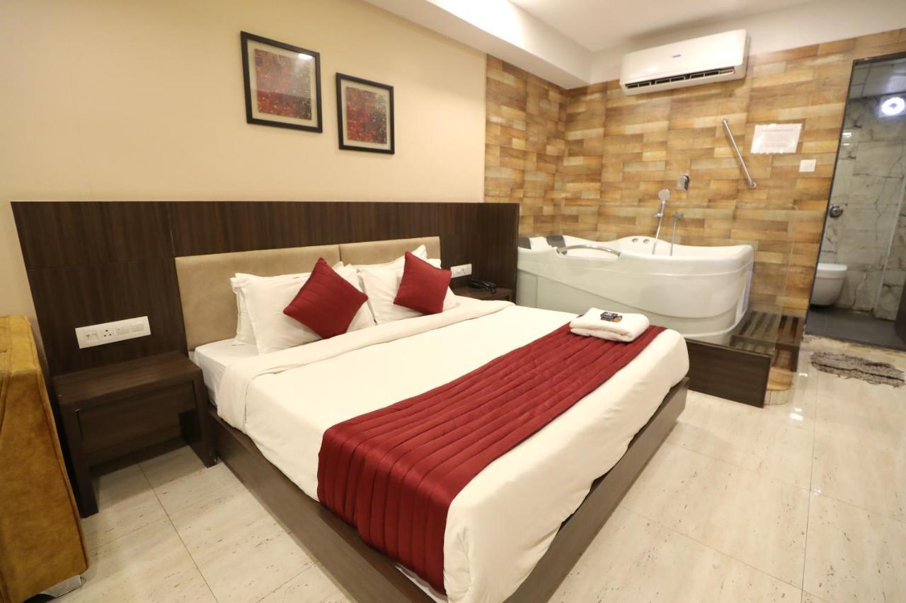 Hotel Privya Rooms And Banquet Szúrat Kültér fotó