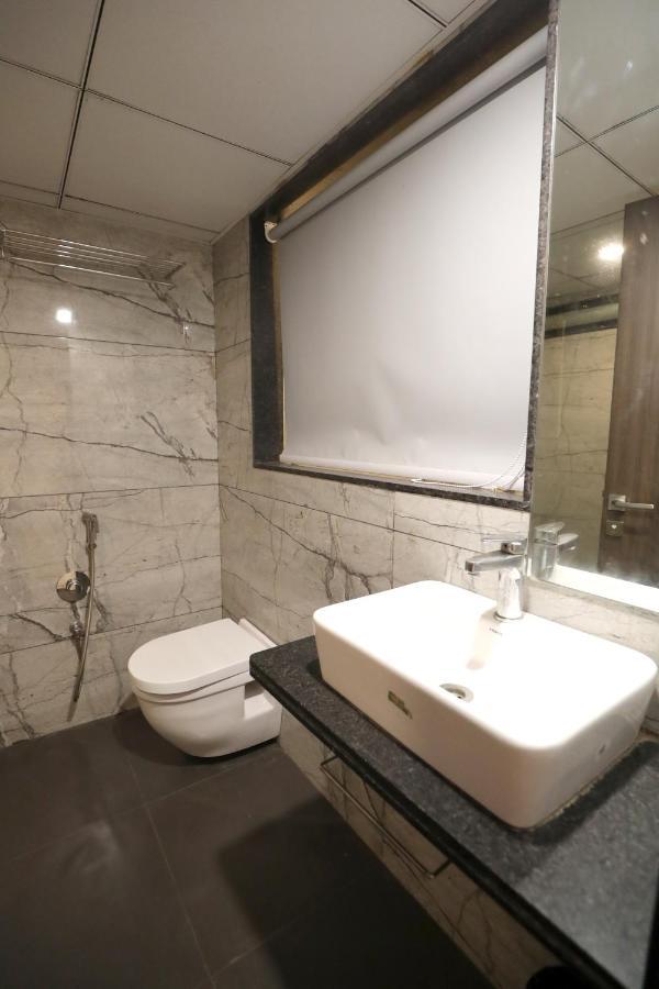 Hotel Privya Rooms And Banquet Szúrat Kültér fotó