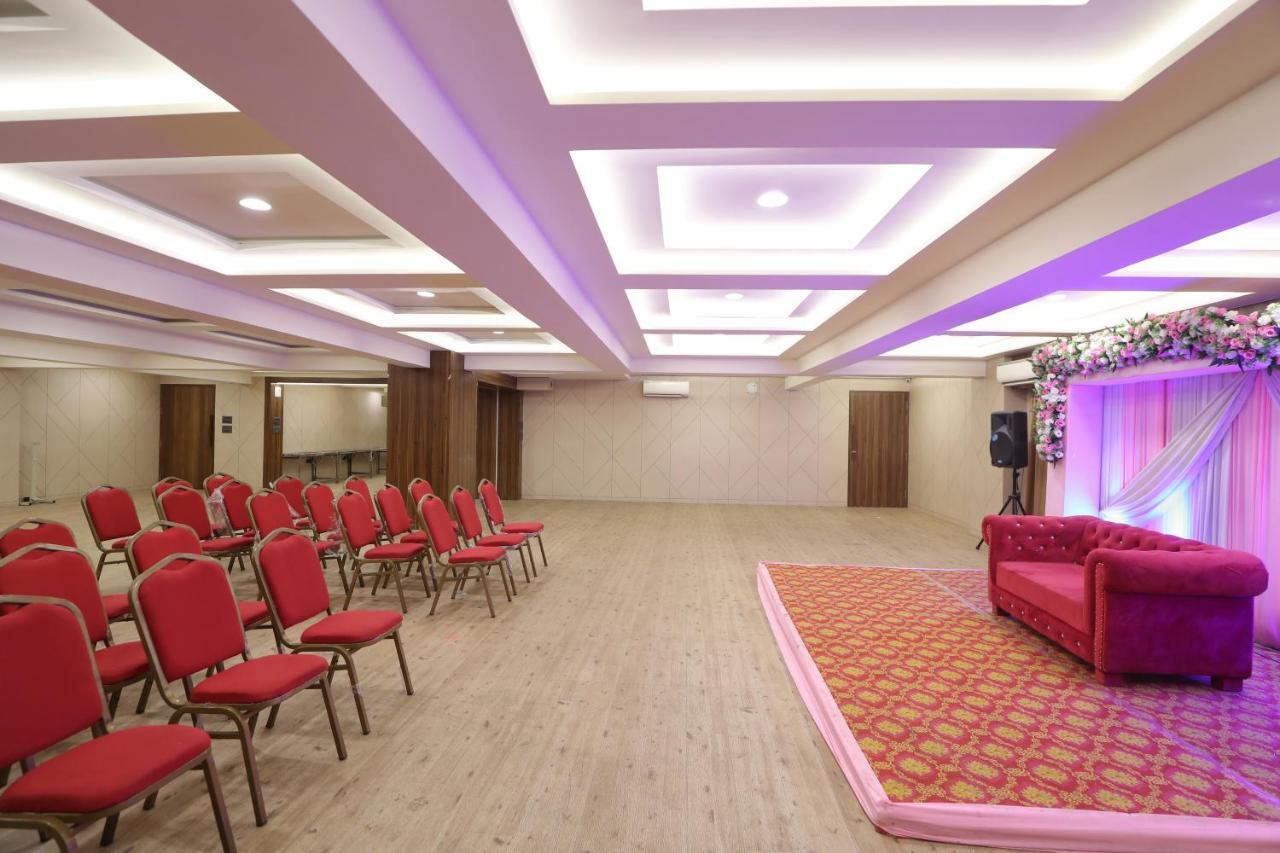 Hotel Privya Rooms And Banquet Szúrat Kültér fotó